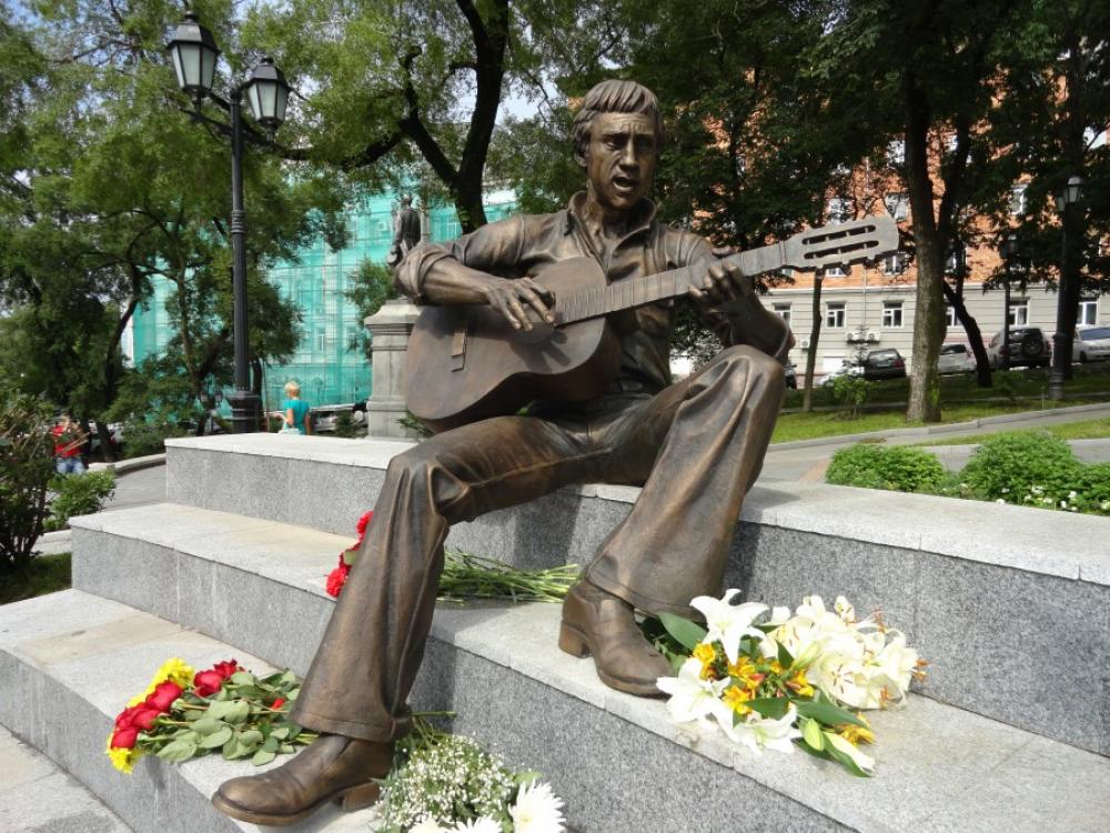 Памятник высоцкому. Памятник Высоцкому во Владивостоке. Владимир Высоцкий памятник. Поющий памятник Высоцкому во Владивостоке. Памятник Высоцкому на ул Солженицына.